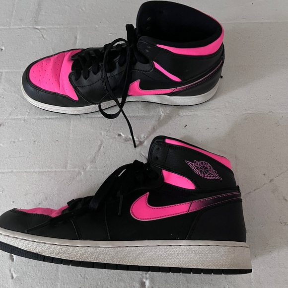 Pink and Black Nike AJ1 Air Jordan 1 mid sneakers size 7.5 - Picture 2 of 5